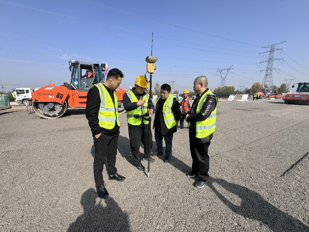 以“智”提“质”，创新引领未来｜路桥集团赴现场考察拓普康3DmmGPS摊铺技术